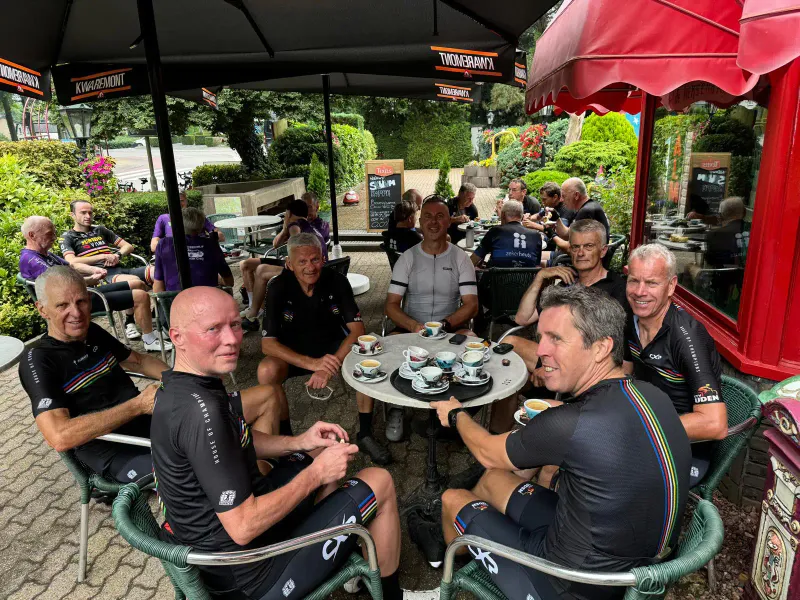 Een gezin staat een route te bepalen op de fiets