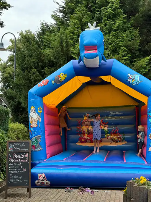 Er staat weer een springkussen